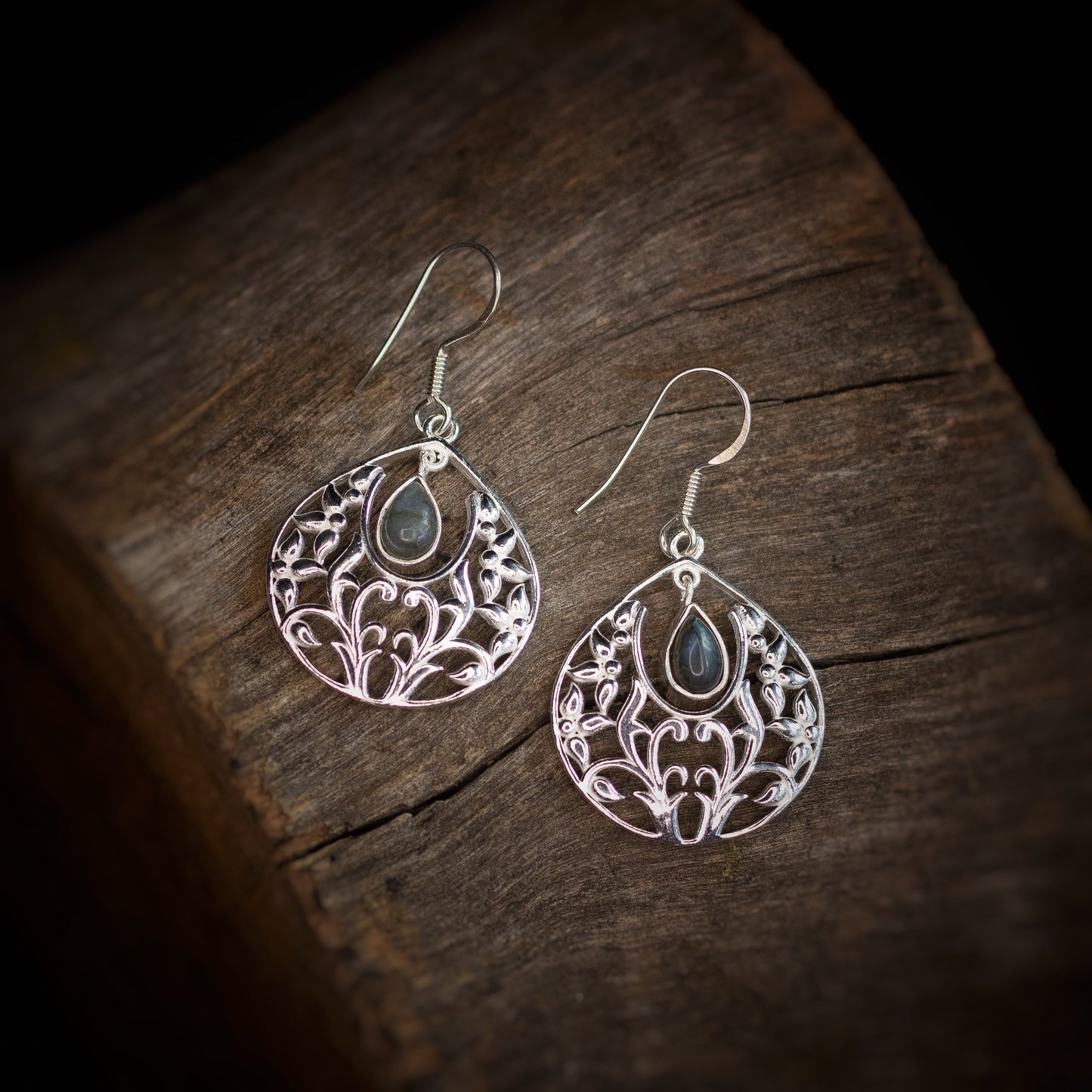Motif Rain Drop Earring